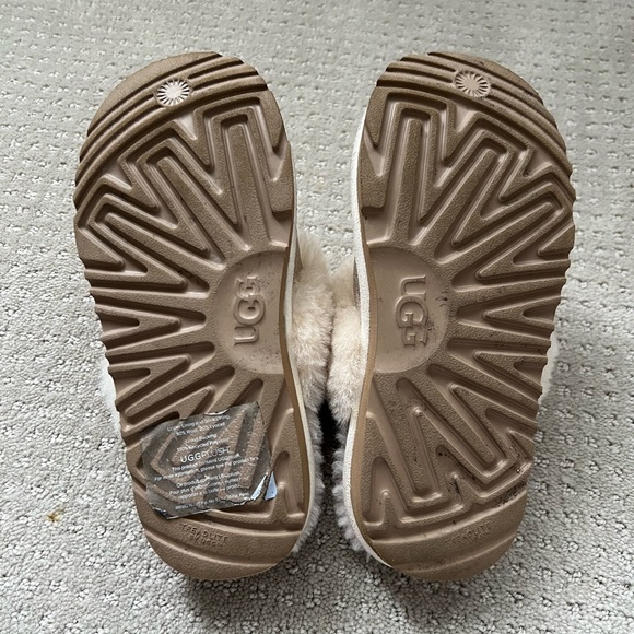Euc girl’s gold Uggs slippers size 2 - Picture 5 of 10